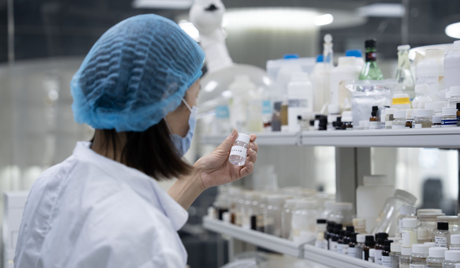 Skincare formula validation and raw-material review in ZD laboratory